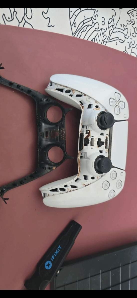 维修人员拆解PS5 DualSense手柄发现蟑螂掉落 内部元件遭污渍粘连  第2张
