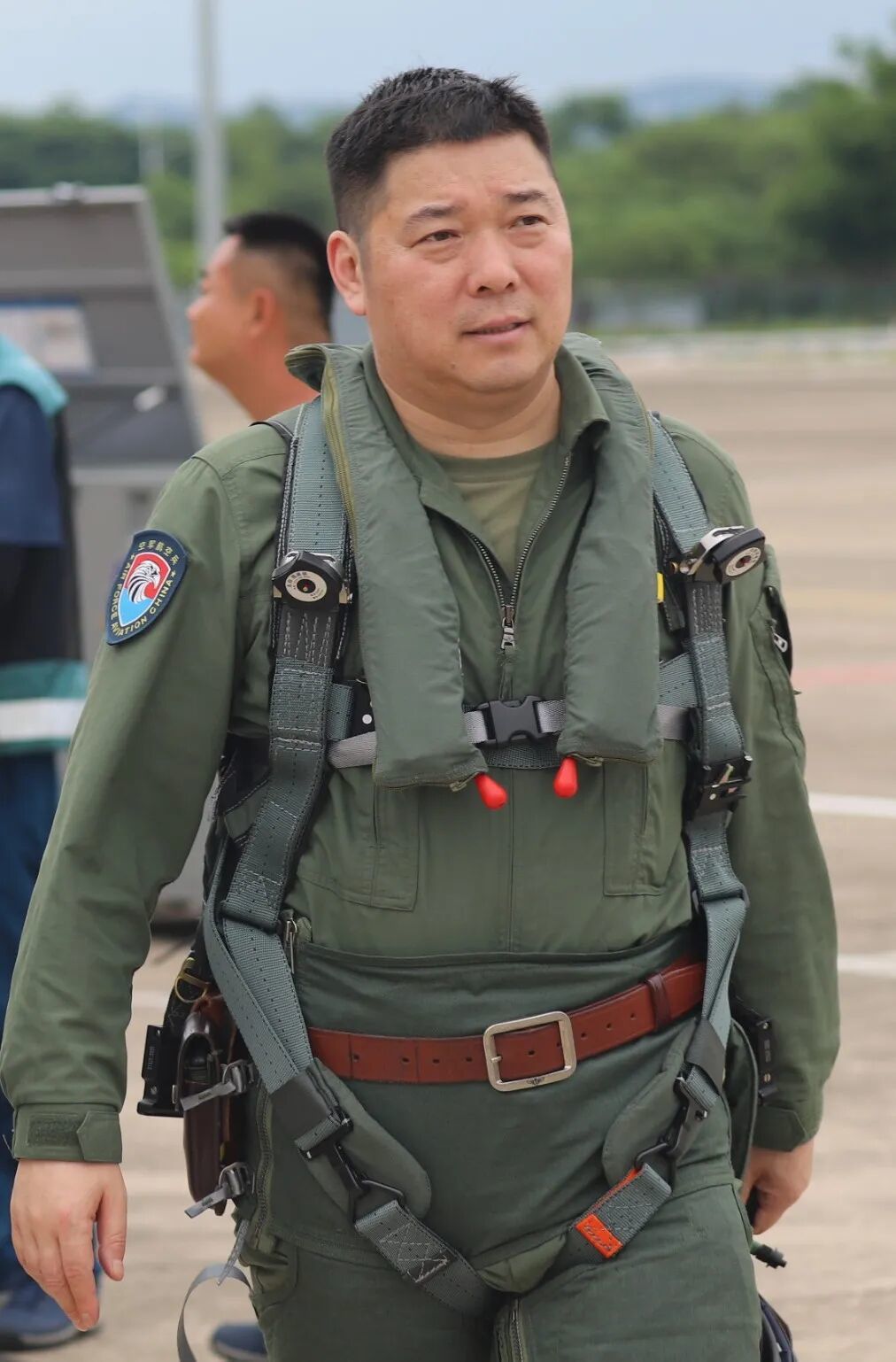 45岁飞行员李仅波负责新机型改装训练 累计安全飞行近4000小时  第3张