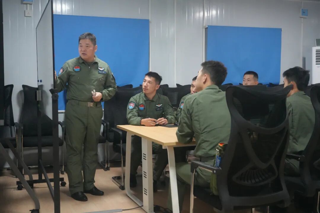 45岁飞行员李仅波负责新机型改装训练 累计安全飞行近4000小时  第4张