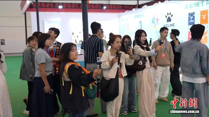 海外博主探访第10届南博会 农产品展示吸引2万观众