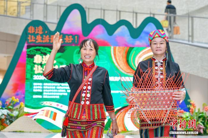 海南非遗服饰系列亮相，黎锦苗绣等技艺走上T台  第2张