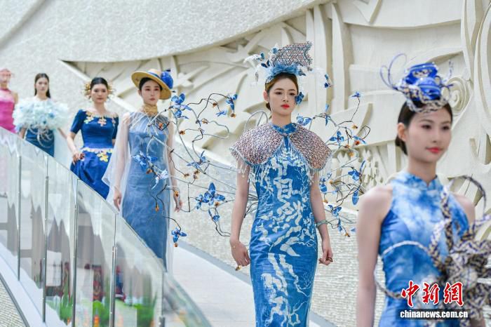 海南非遗服饰系列亮相，黎锦苗绣等技艺走上T台  第3张
