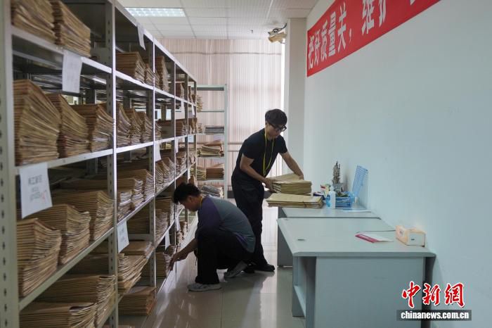 西南大学评卷点开放探访，现场呈现高考试卷评分流程  第3张