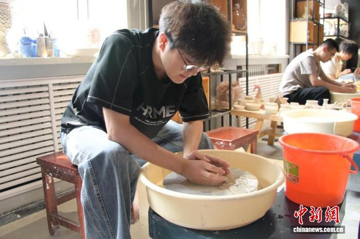 哈尔滨剑桥学院开设非遗黑陶劳动课 学生亲手体验制陶技艺