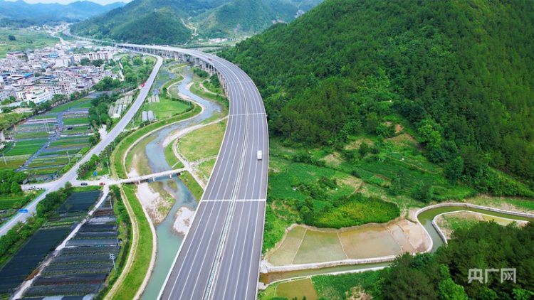 贵州都安高速云雾大桥建成通车 系绿色公路典型示范工程  第3张