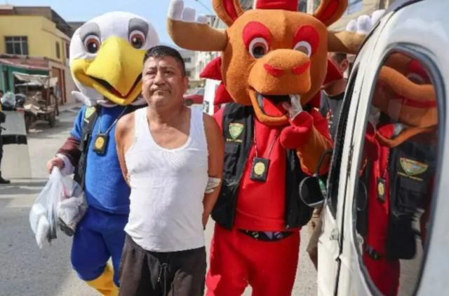 秘鲁警方扮世界杯吉祥物服装执行缉毒任务