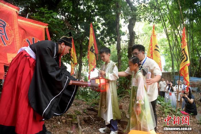 广西钦州启动文化和自然遗产日系列活动并举行坭兴陶古龙窑火祭