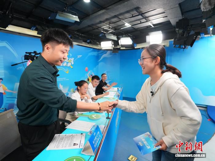 湖南省启动高校毕业生实景职场挑战活动 企业现场发放见习通行凭证