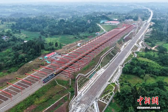 西渝高铁康渝段首批500米长钢轨进场入库  第1张