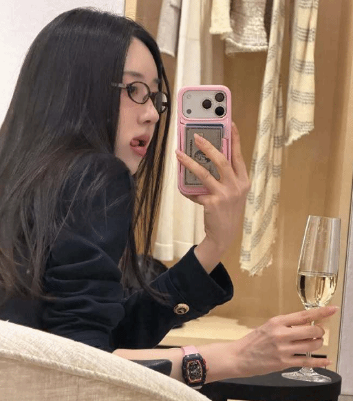 剑星》伊芙体模申才恩发布数张全新自拍美照  第5张