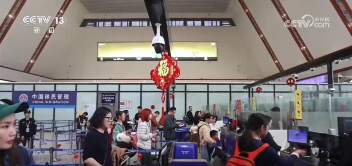中老铁路带动跨境休闲游，老挝游客经磨憨口岸赴西双版纳热度持续高涨  第3张