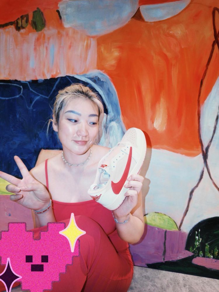李梦社交媒体晒出未发售粉色倒钩鞋款