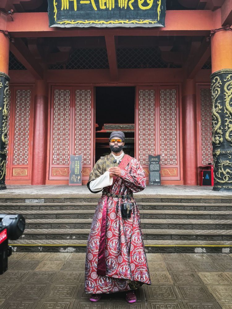 凯尔特人杰伦·布朗中国行 横店古装造型“龙布朗”亮相  第4张