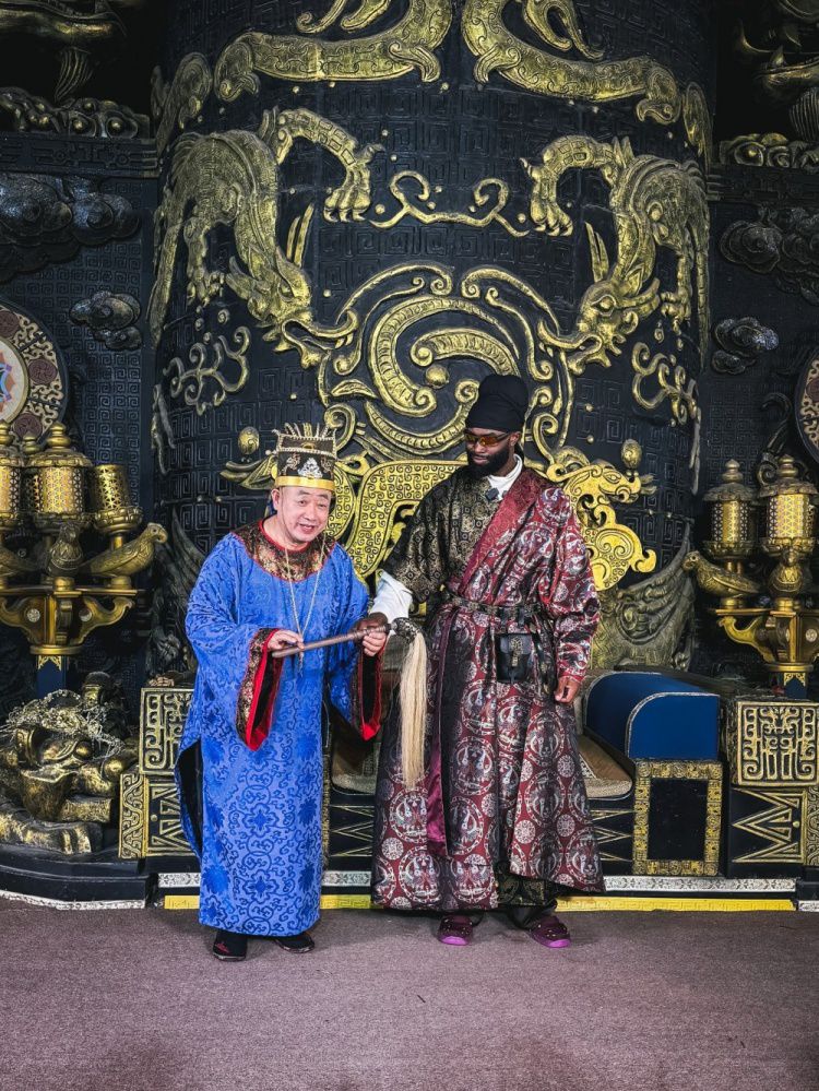 凯尔特人杰伦·布朗中国行 横店古装造型“龙布朗”亮相  第2张