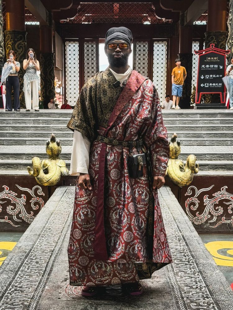 凯尔特人杰伦·布朗中国行 横店古装造型“龙布朗”亮相  第5张