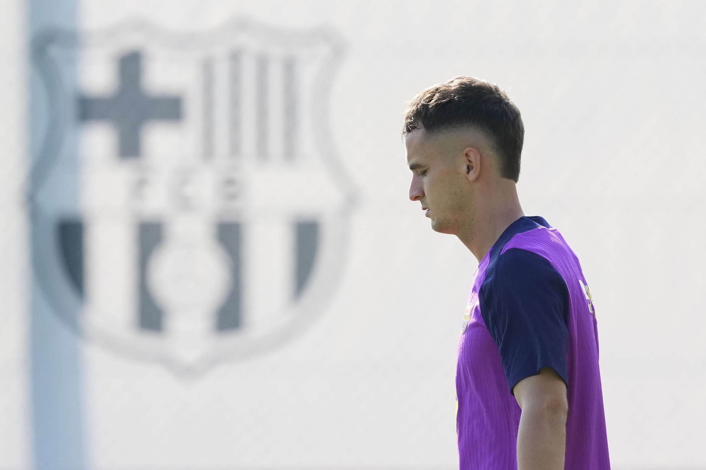 巴萨中场卡萨多或在未来几周离队，门德斯代理寻求机会
