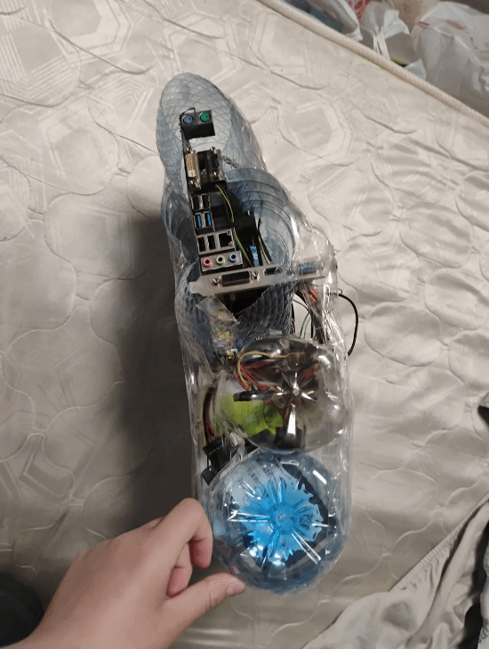 塑料水瓶经拼接捆扎用作台式机箱，Reddit装机板块用户分享DIY作品  第4张