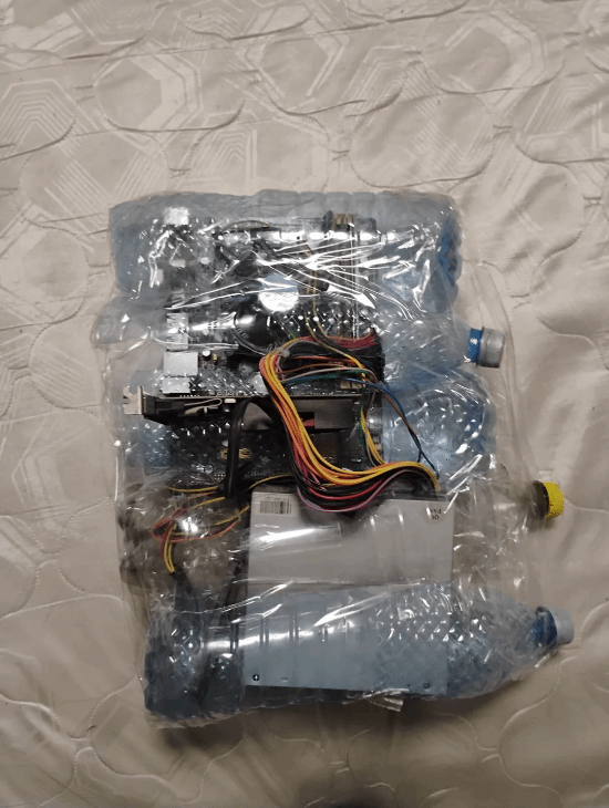 塑料水瓶经拼接捆扎用作台式机箱，Reddit装机板块用户分享DIY作品  第2张