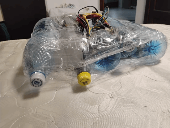 塑料水瓶经拼接捆扎用作台式机箱，Reddit装机板块用户分享DIY作品  第5张