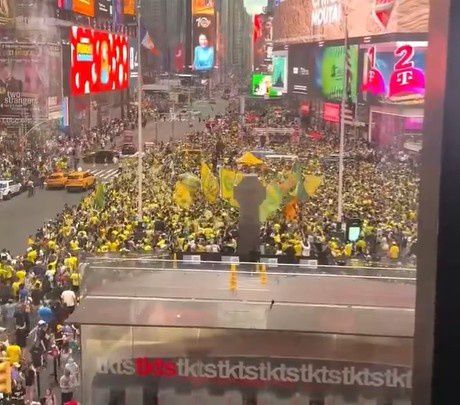纽约时代广场涌入巴西球迷 尼克斯马刺总决赛G5于晚八点半开打