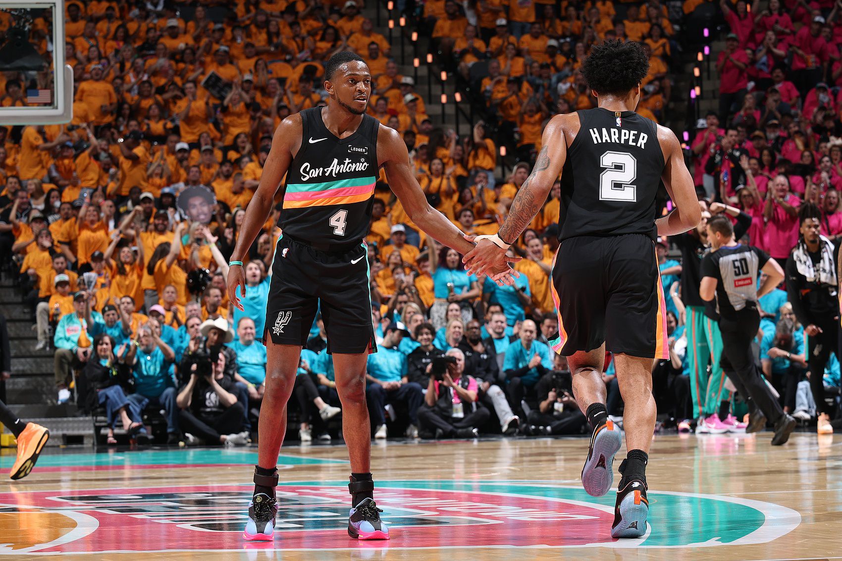 记者质疑福克斯对位选择引热议 NBA总决赛G5马刺对阵尼克斯