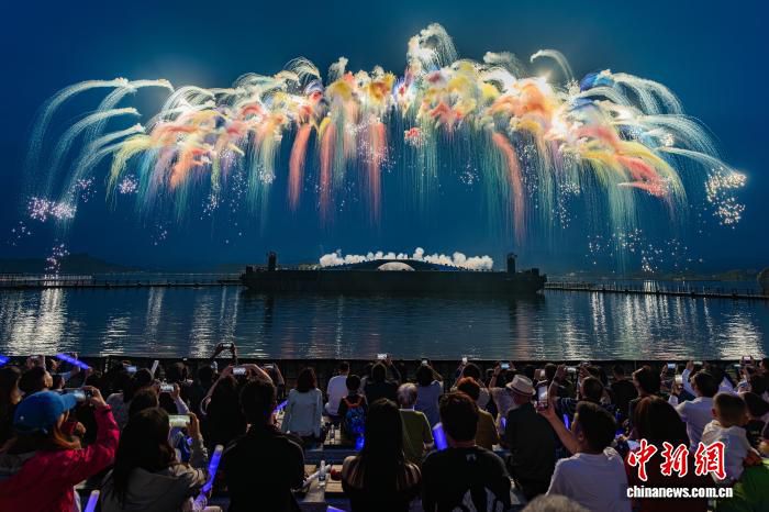 重庆天空剧院启动常态化烟花演艺 每周六上演烟花秀  第1张