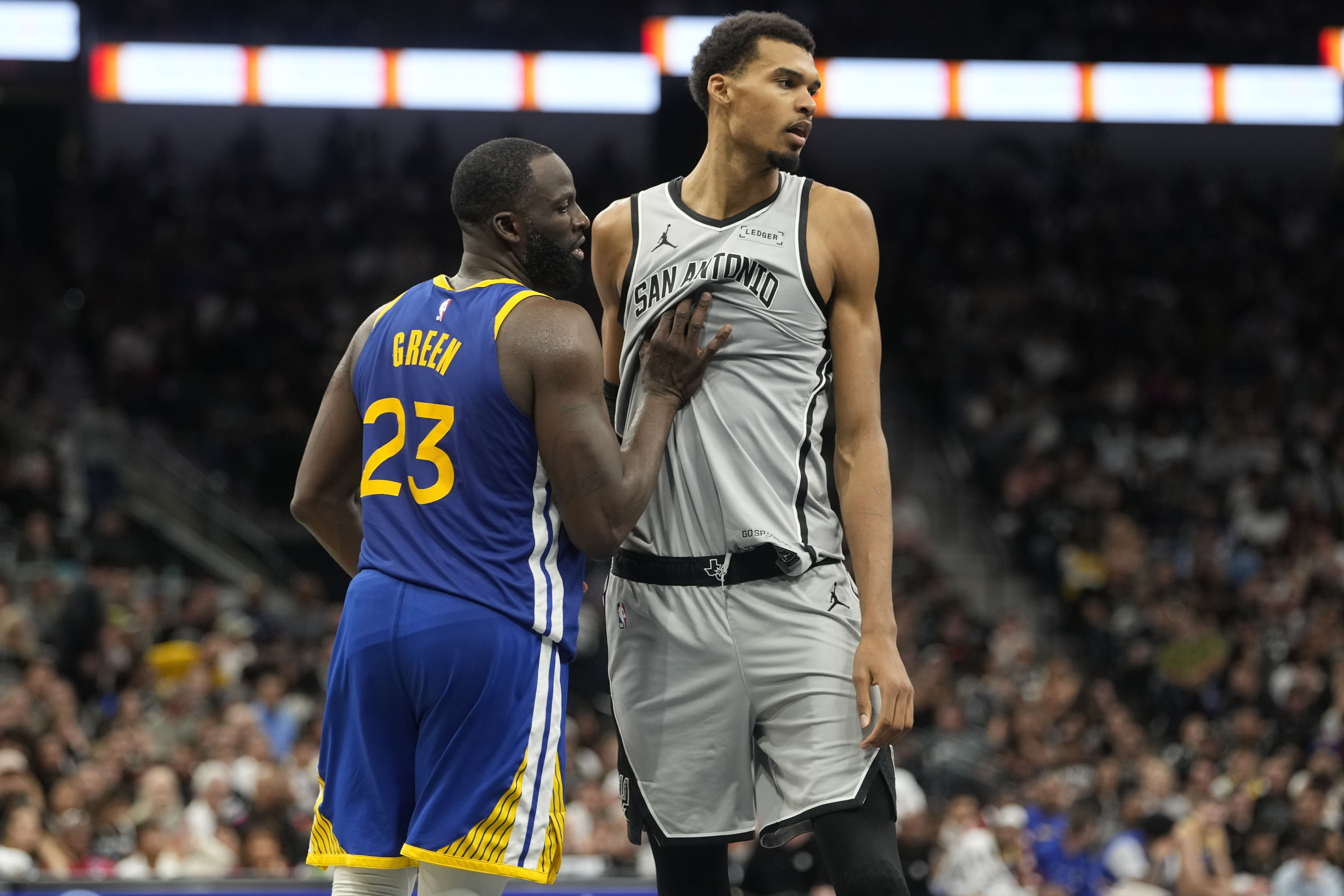 NBA总决赛G5判罚引争议，布伦森踩中文班亚马脚部