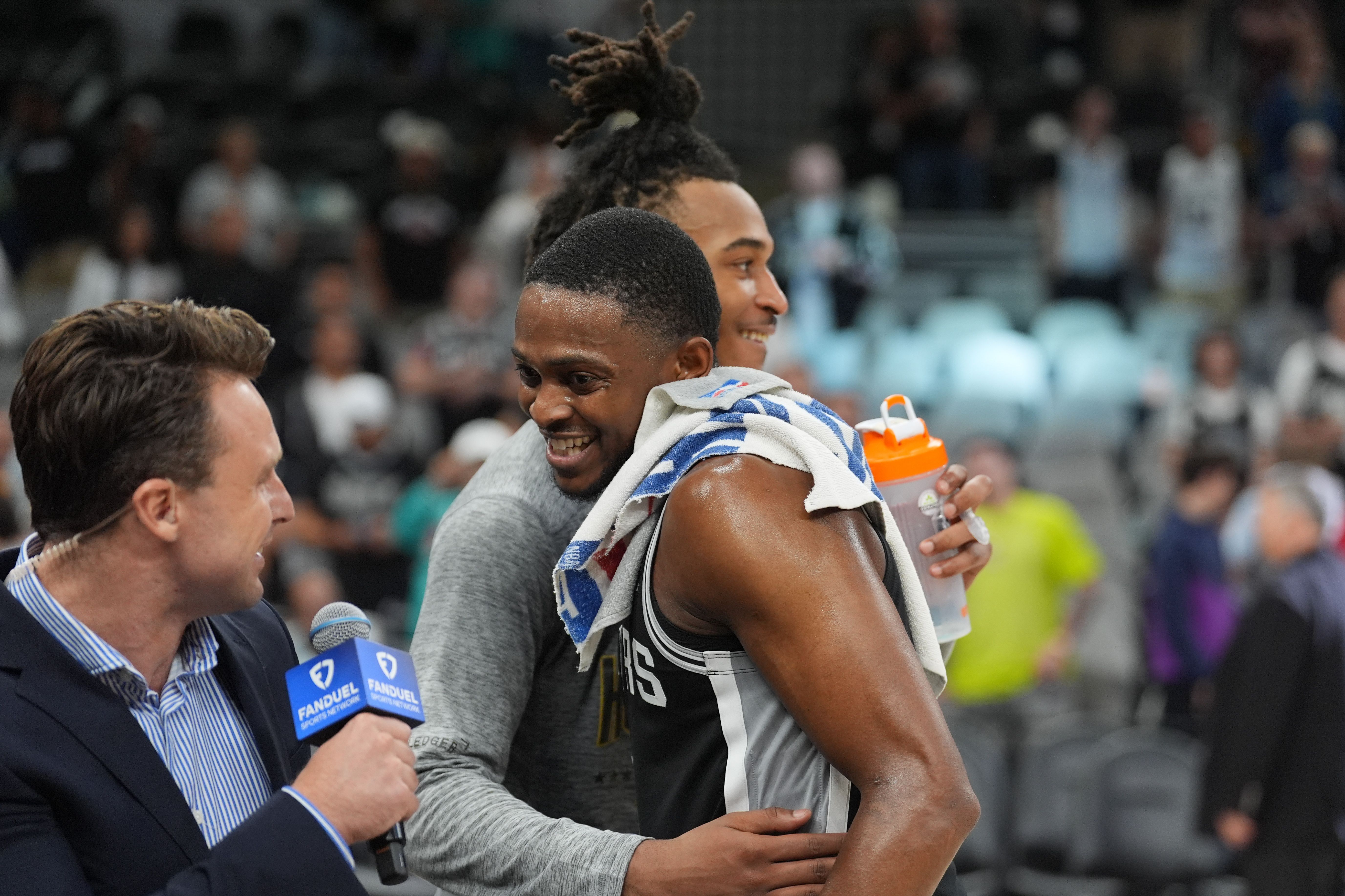NBA总决赛G5：马刺球员福克斯15投3中全场得7分，现合同包含4年2.29亿美元续约条款