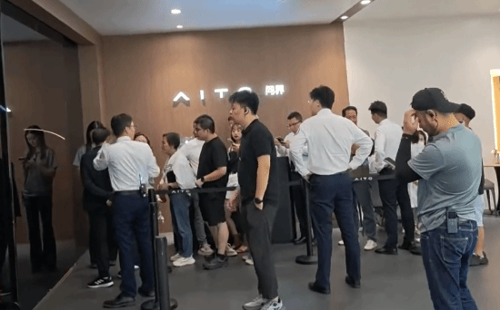 2026重庆车展问界展台推出三台M9 领世加长版放入全黑玻璃房  第2张