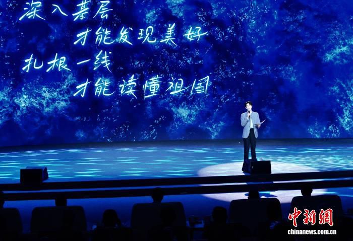 大陆演员张凌赫亮相第十八届海峡论坛 台湾与会者指两岸民间交流不可阻挡