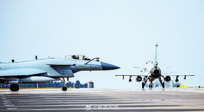 空军某部组织实弹地靶训练 强化飞行员战场态势感知能力  第1张