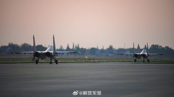 东部战区空军航空兵某旅近日组织飞行训练  第2张