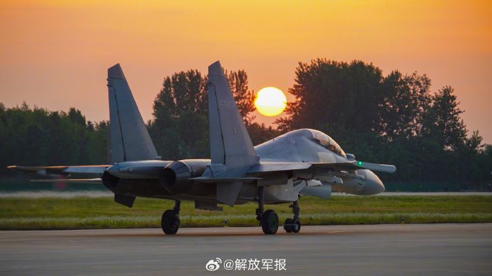 东部战区空军航空兵某旅近日组织飞行训练