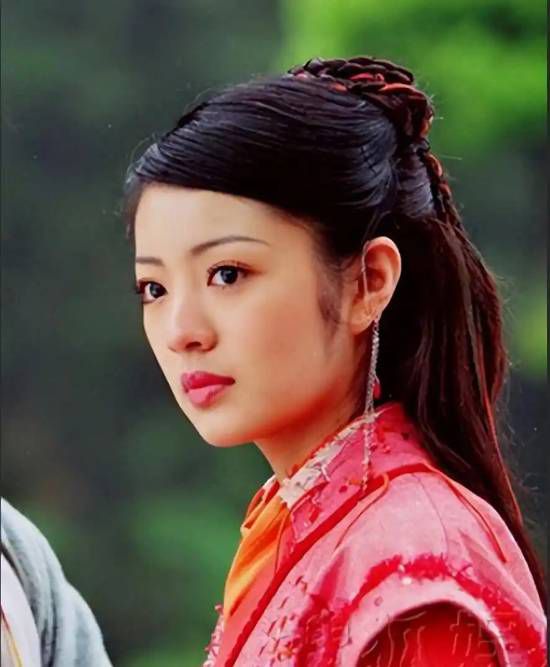 安以轩四年半后首度公开工作 为A-Lin新歌MV出镜  第1张