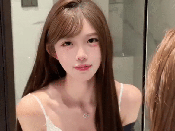 水果姐Lisa世界杯见面就抖臀 气血充盈的动态图