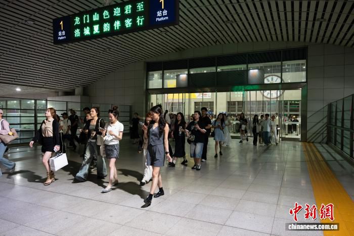 G7976次歌迷专列6月13日深夜自洛阳龙门驶出 运送跨城观演旅客返程郑州