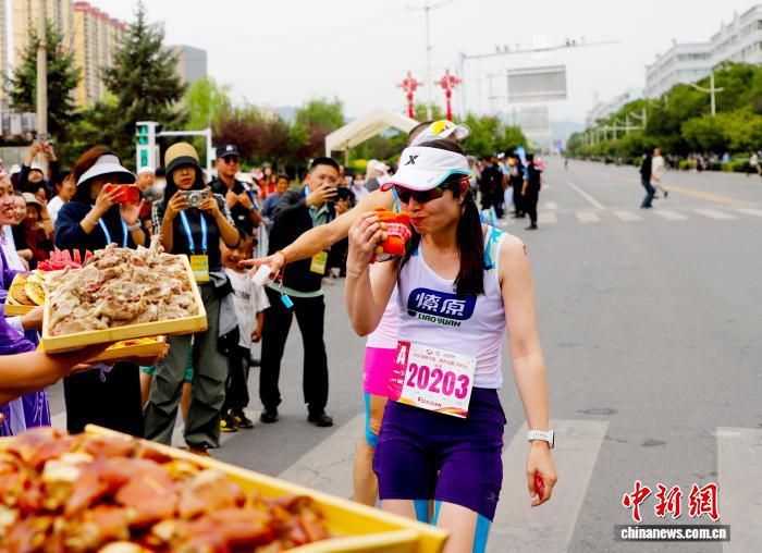 2026年临夏马拉松赛道设美食能量站 手抓羊肉等地方特色补给亮相  第2张