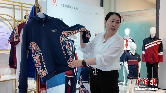 新疆洛浦县服装厂借助AIGC技术设计“国风校服”