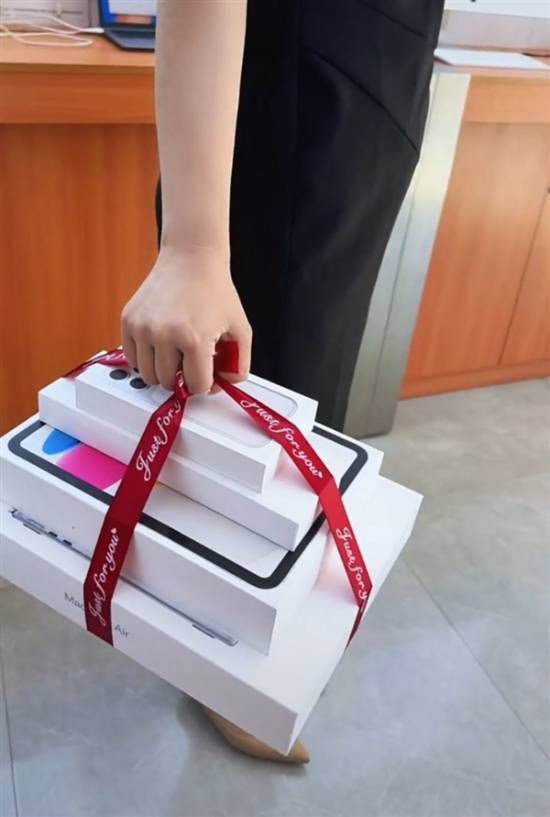 2026年高考收官后 苹果授权专营店迎来购机潮 考生主力选购17系列  第2张
