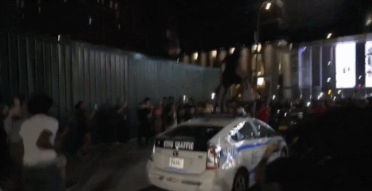 尼克斯夺冠引爆纽约街头冲突 球迷爬上校车与警方对峙  第3张