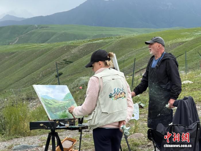 新疆伊犁举办中外艺术家文化交流活动 哈萨克斯坦画家携女再访
