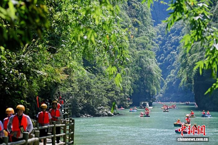 重庆彭水举办国际漂流大赛 打造沉浸式苗族文化主题赛事  第3张