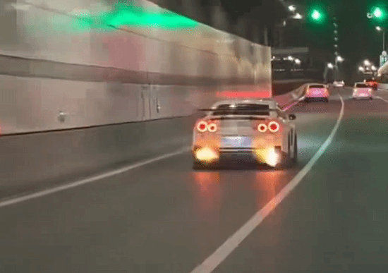 扬州一辆日产GT-R起火焚毁 火源指向车辆自身