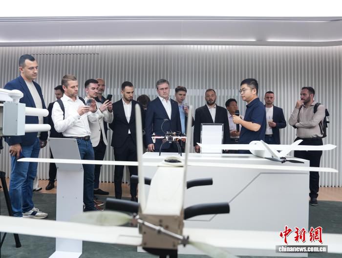 6月14日中东欧青年政治家代表团访问武汉科创机构 塞拉科维奇称“在遇见未来”  第3张
