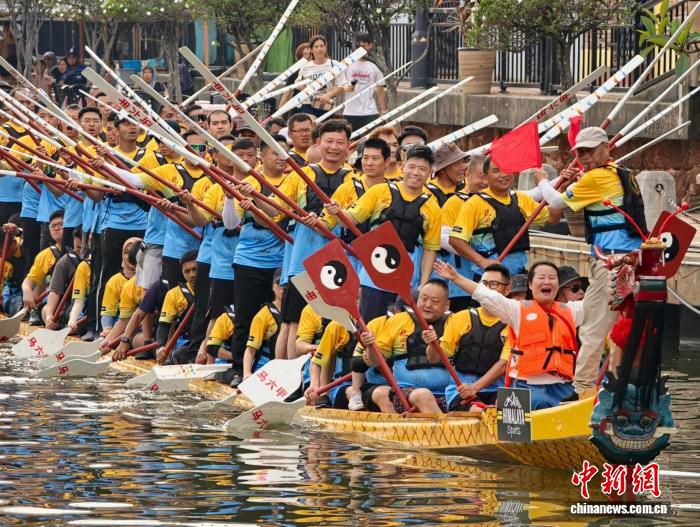 湖南益阳“友谊号”长一百尺龙舟赴马六甲河执行航渡