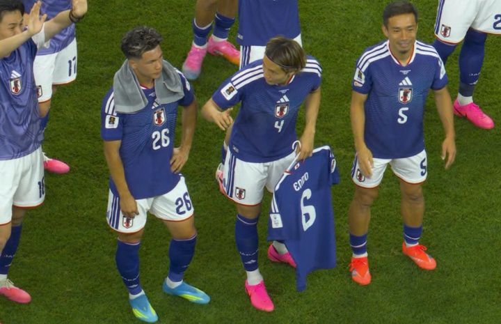 日本队2-2绝平荷兰 谢场时携带远藤航球衣致敬