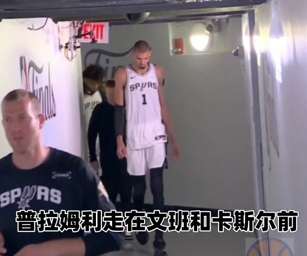 无缘冠军后 马刺全队仅教练组和科内特留下与尼克斯球员相互致意  第6张