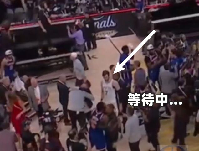 无缘冠军后 马刺全队仅教练组和科内特留下与尼克斯球员相互致意  第8张