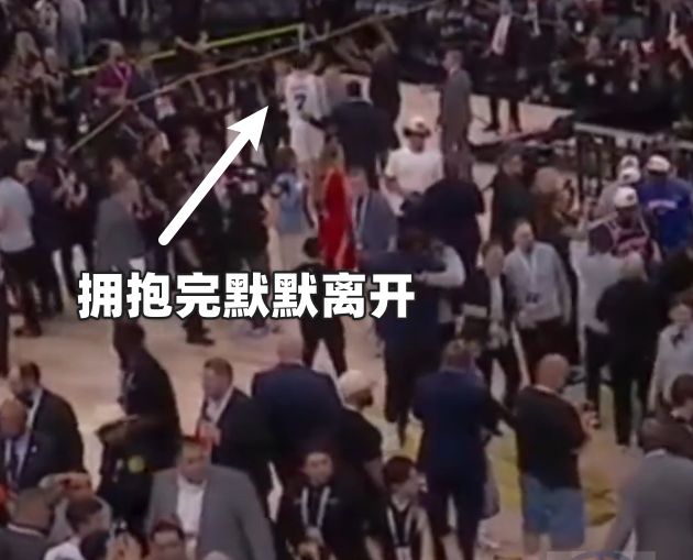 无缘冠军后 马刺全队仅教练组和科内特留下与尼克斯球员相互致意  第9张