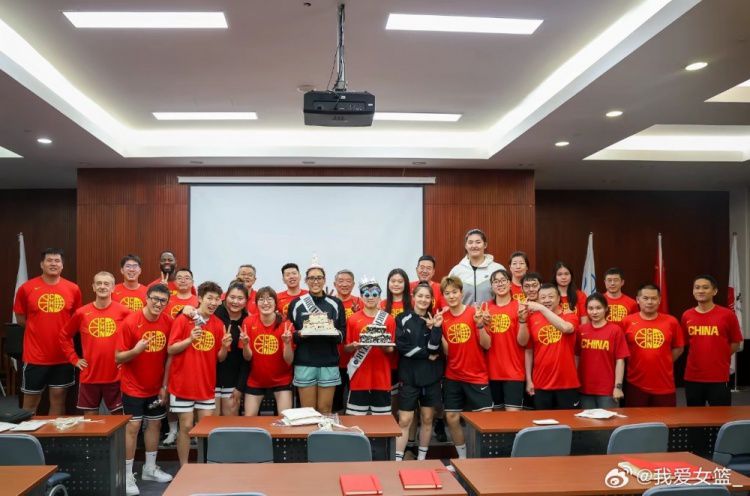 中国女篮集训营举行生日会，全队11名队员备战世界杯与亚运